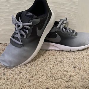 Nike youth tennis shoes